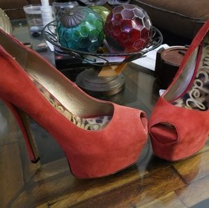 Red Platform pumps